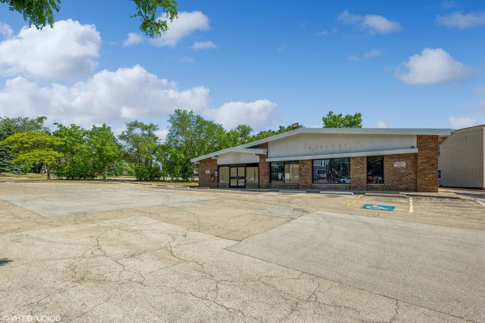 301 N Cass AVE, Westmont, IL 60559