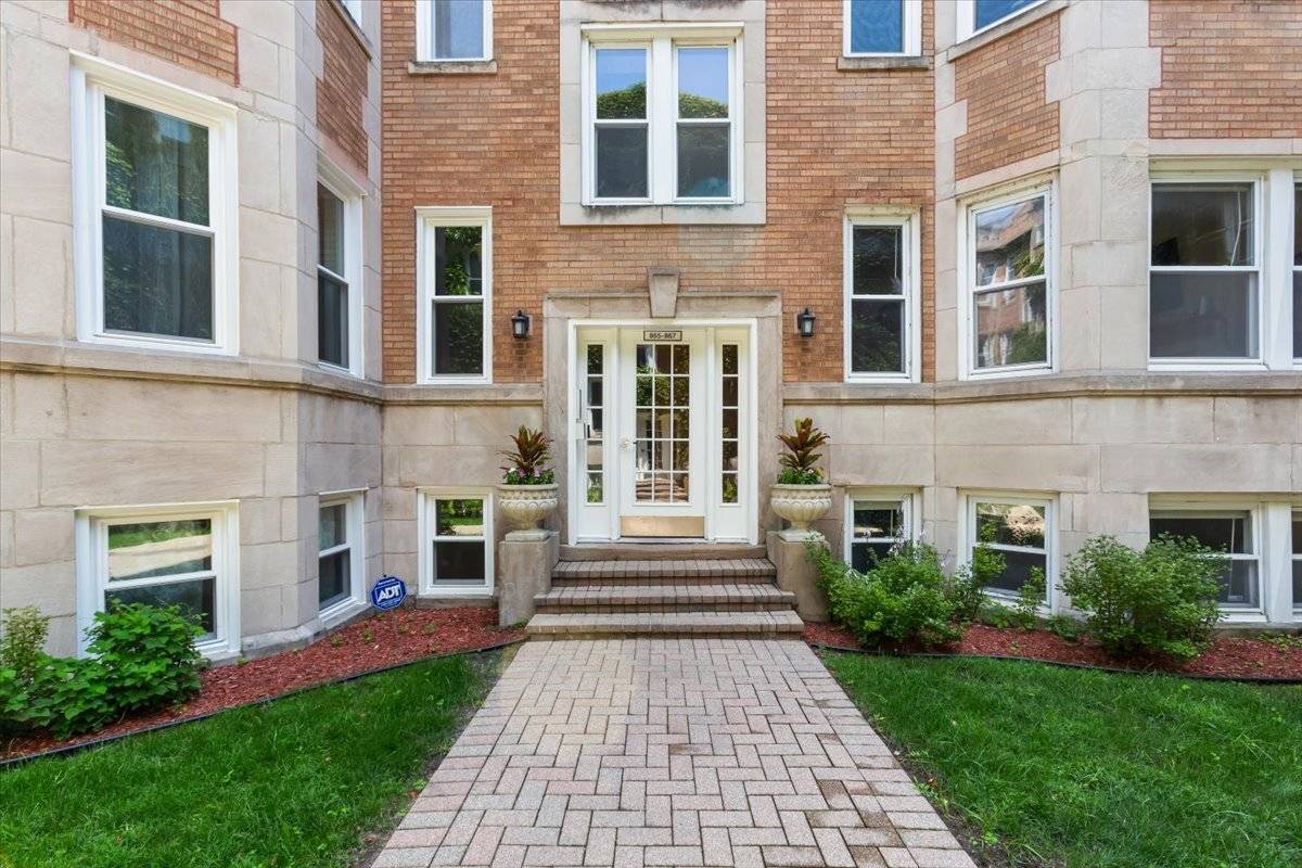 867 W Cornelia AVE #1, Chicago, IL 60657