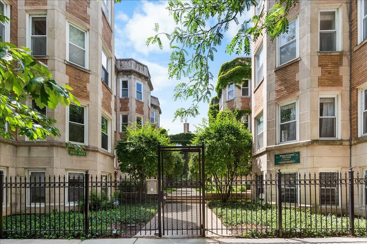 867 W Cornelia AVE #1, Chicago, IL 60657