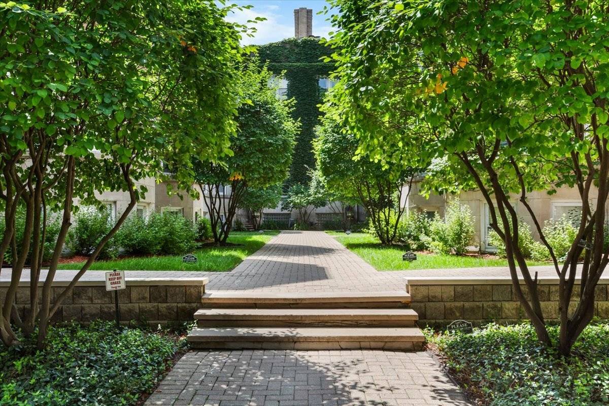 867 W Cornelia AVE #1, Chicago, IL 60657