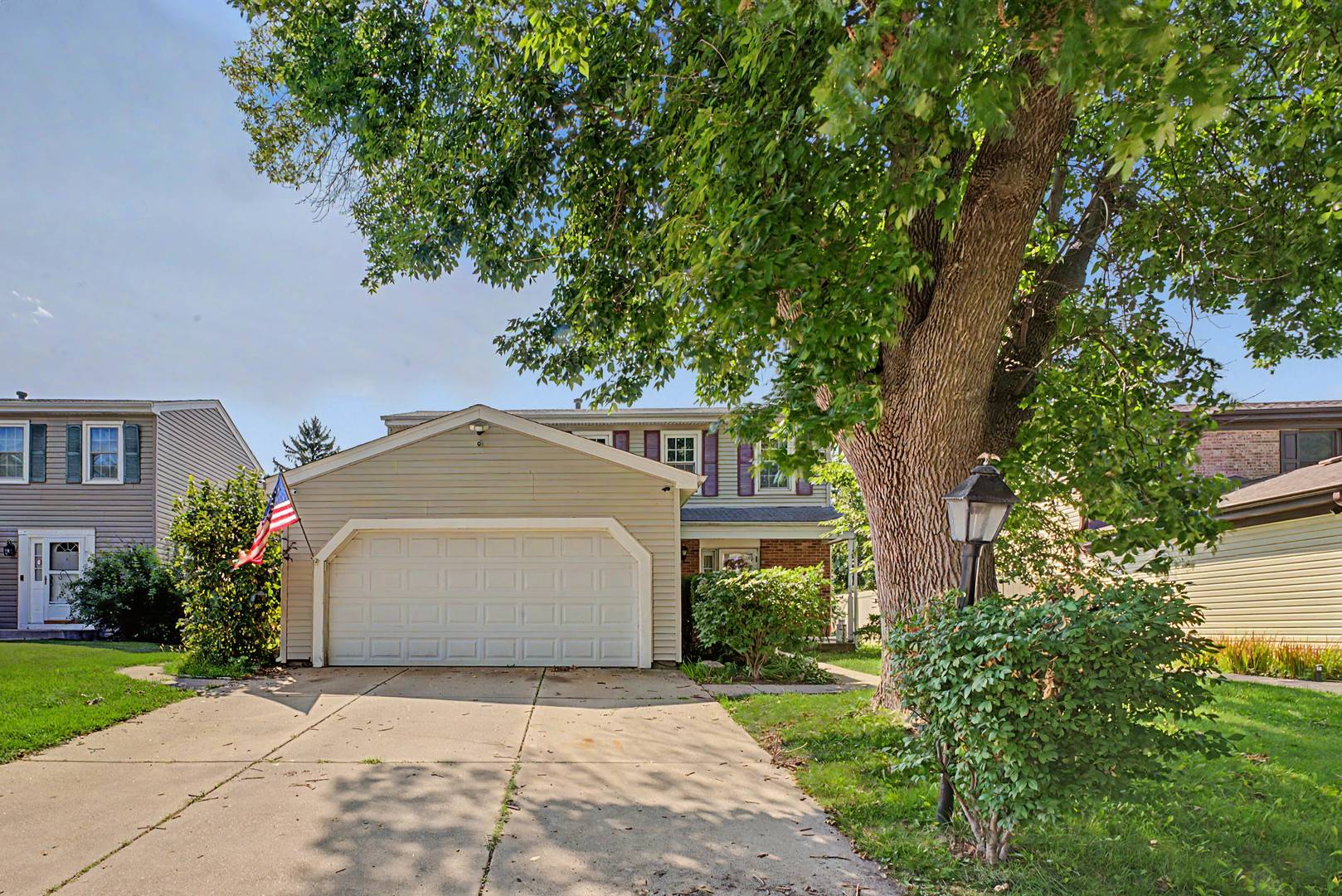 520 Dover DR, Roselle, IL 60172