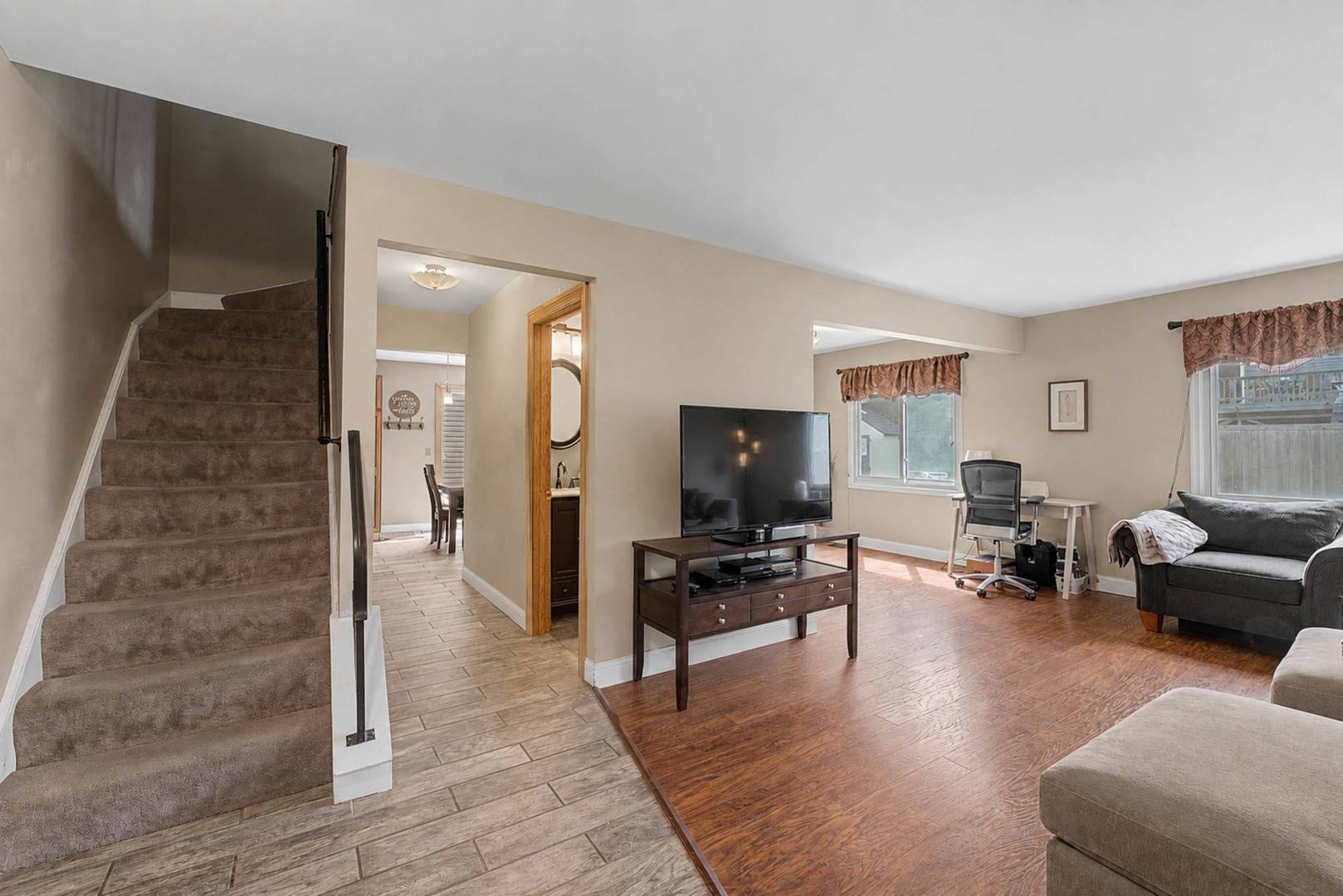 520 Dover DR, Roselle, IL 60172
