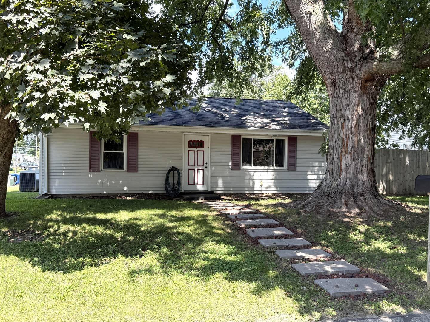 2714 W 68th ST, Davenport, IA 52806