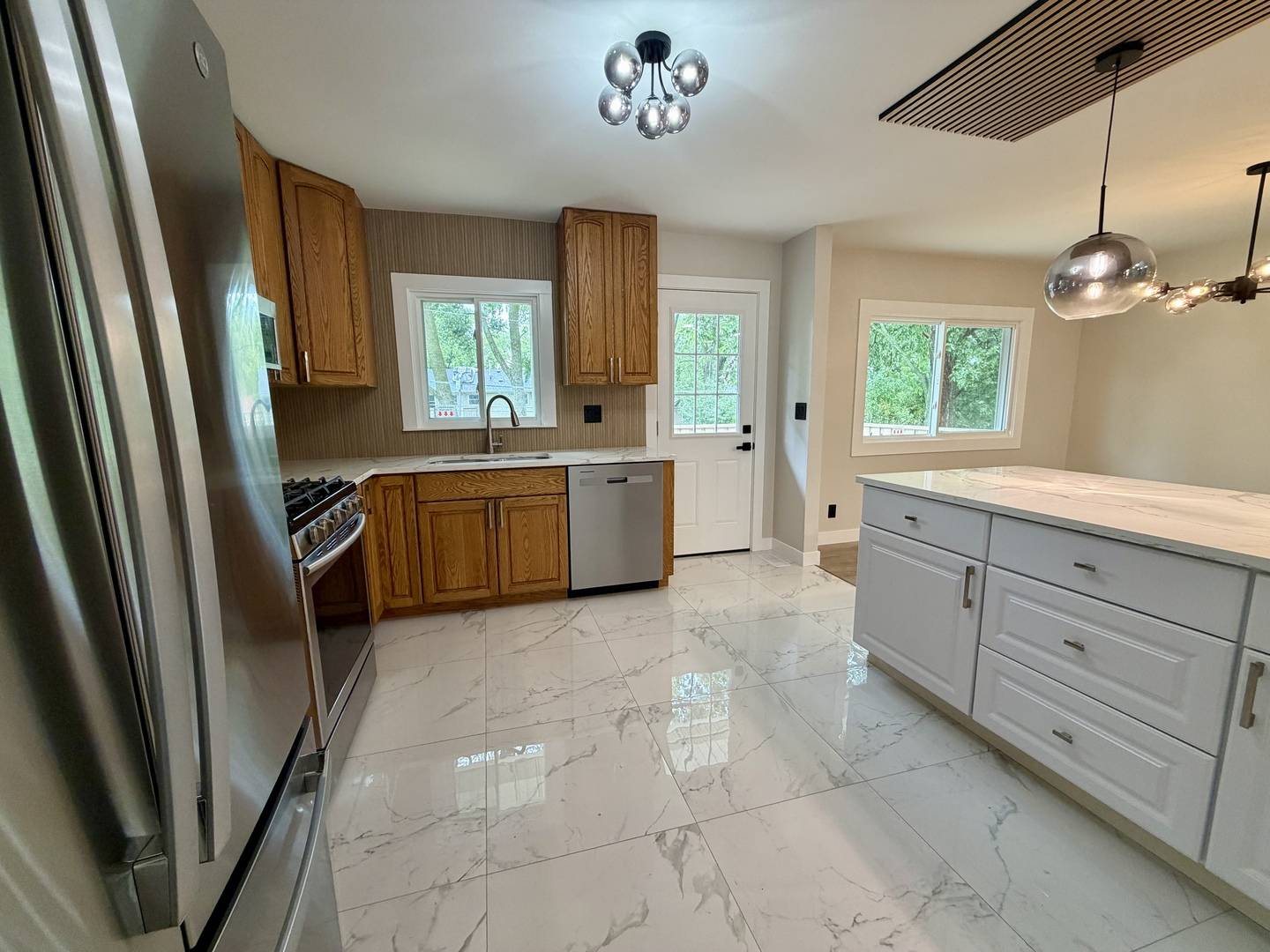 807 Hayward AVE, Streamwood, IL 60107
