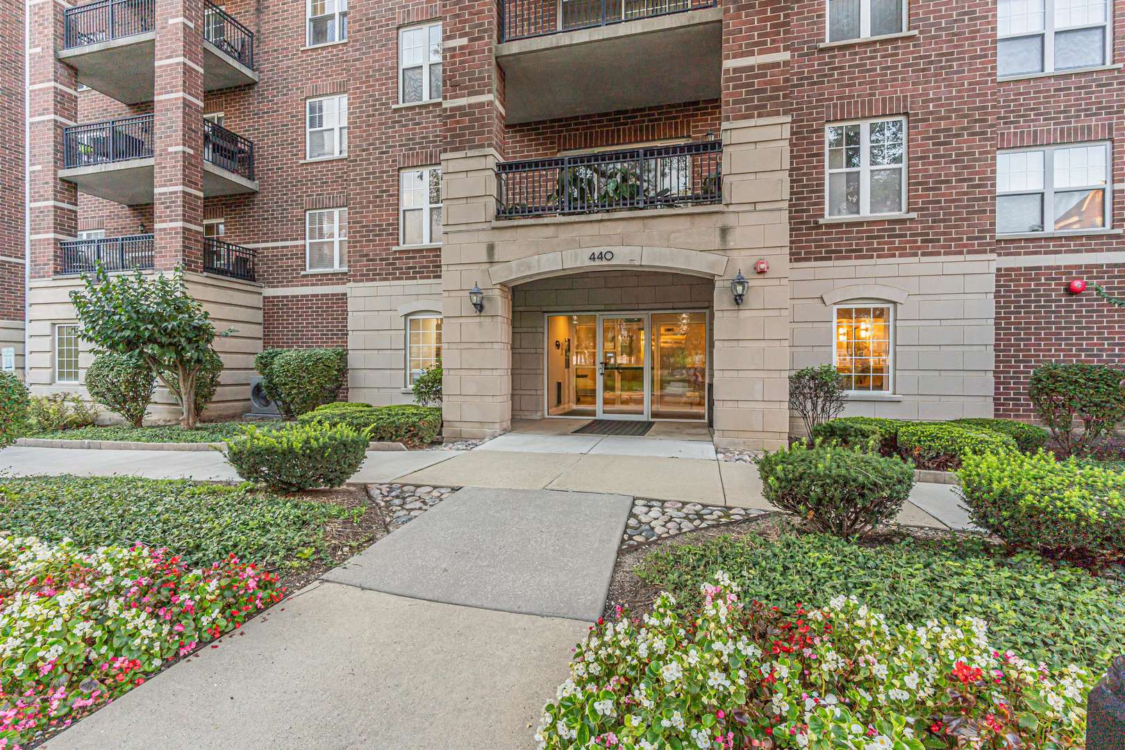 440 W Mahogany CT #312, Palatine, IL 60067