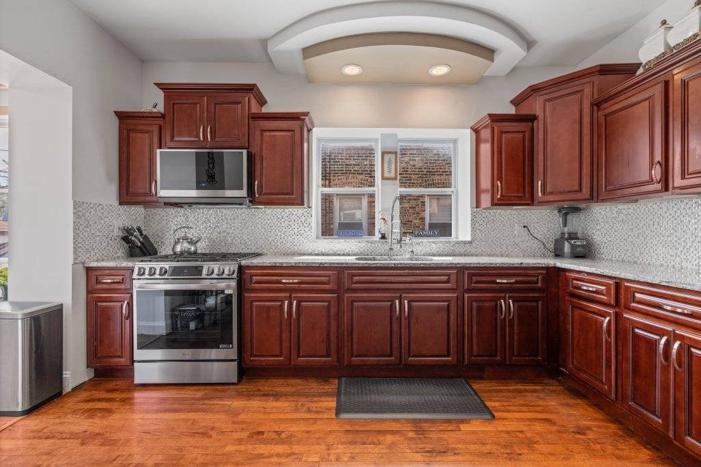 6605 S WHIPPLE ST, Chicago, IL 60629