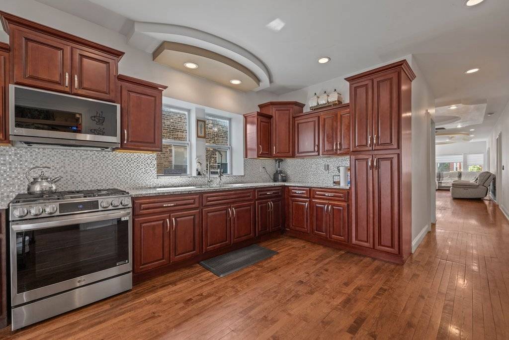 6605 S WHIPPLE ST, Chicago, IL 60629