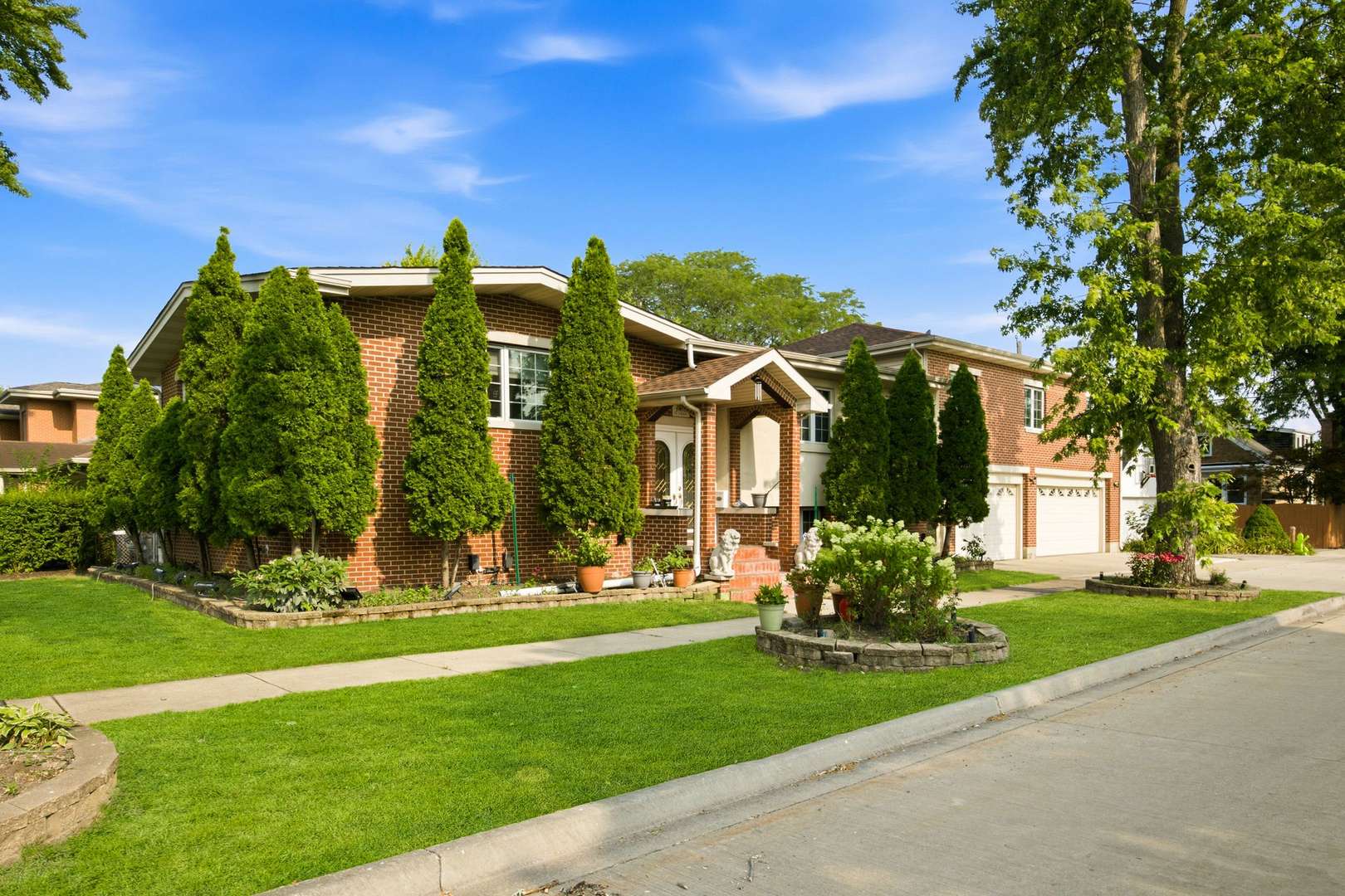 5900 Crain ST, Morton Grove, IL 60053