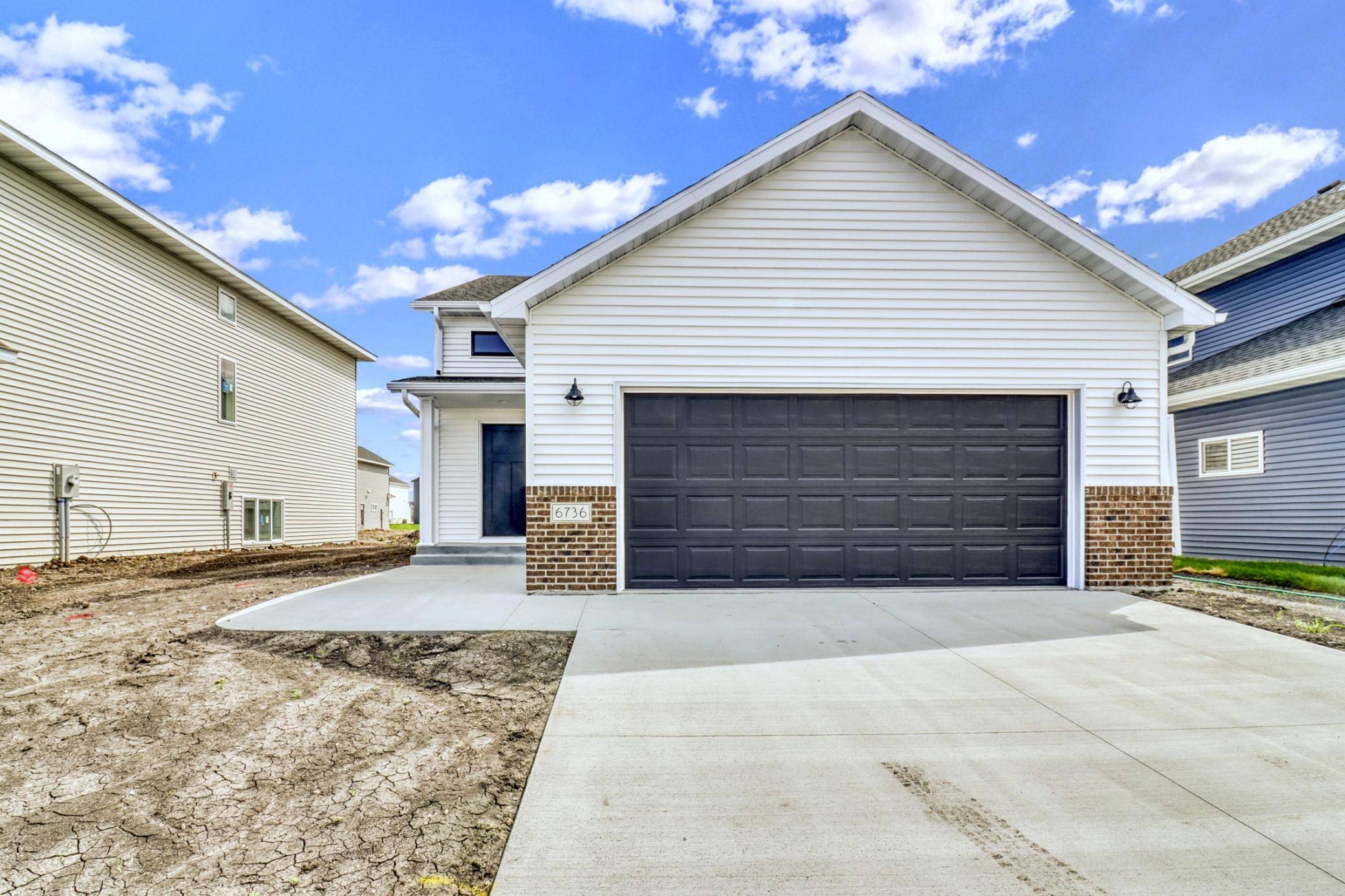 6736 Selkirk DR S, Fargo, ND 58104