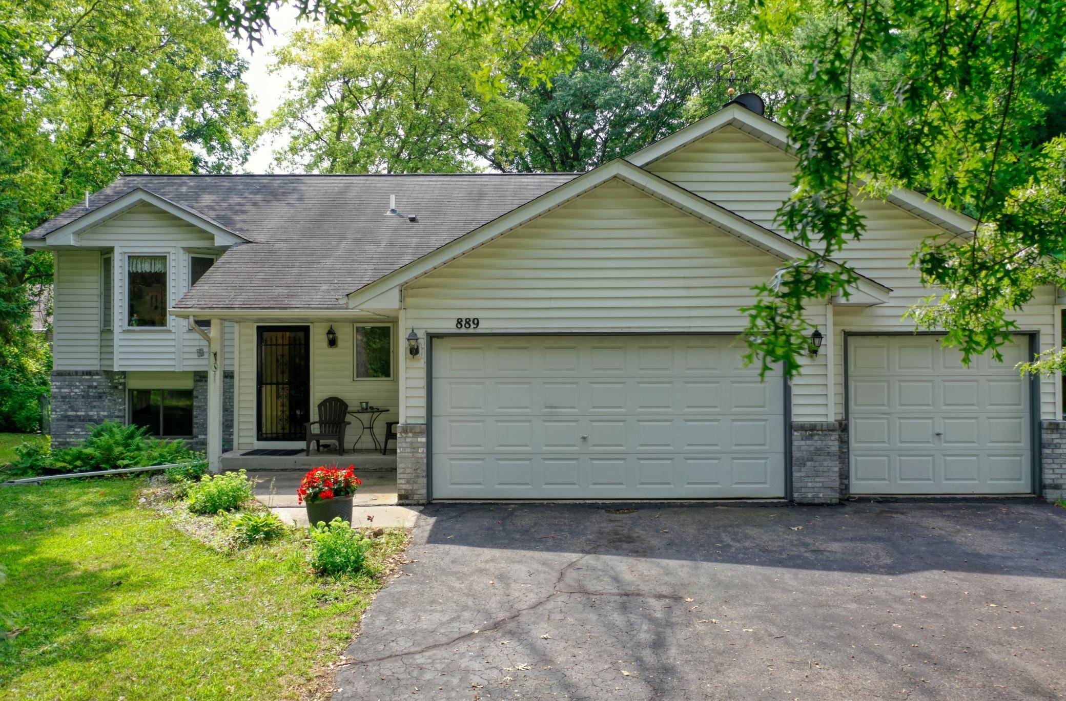 889 5th AVE SW, Forest Lake, MN 55025