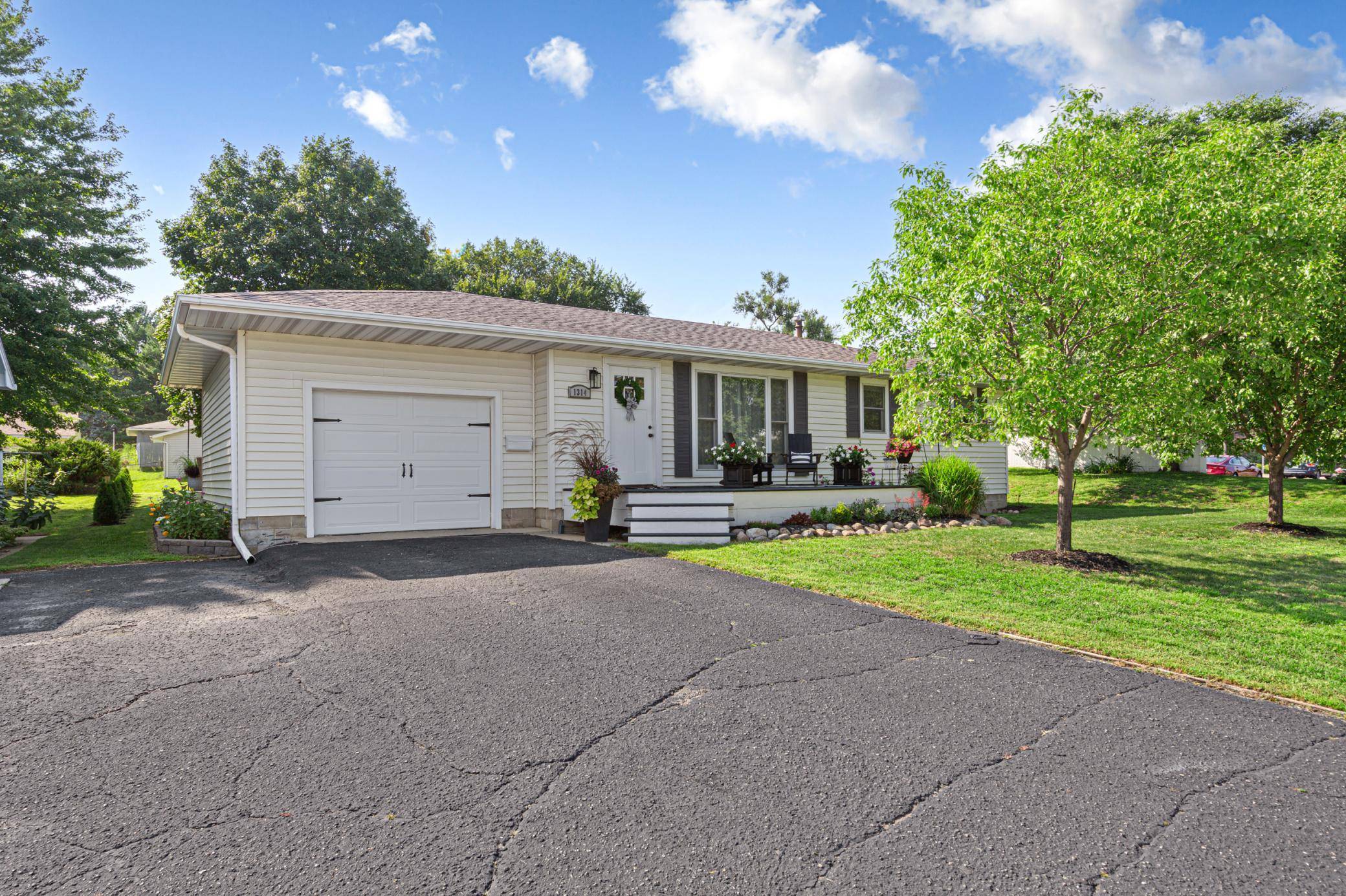 1314 N 5th ST, Saint Peter, MN 56082