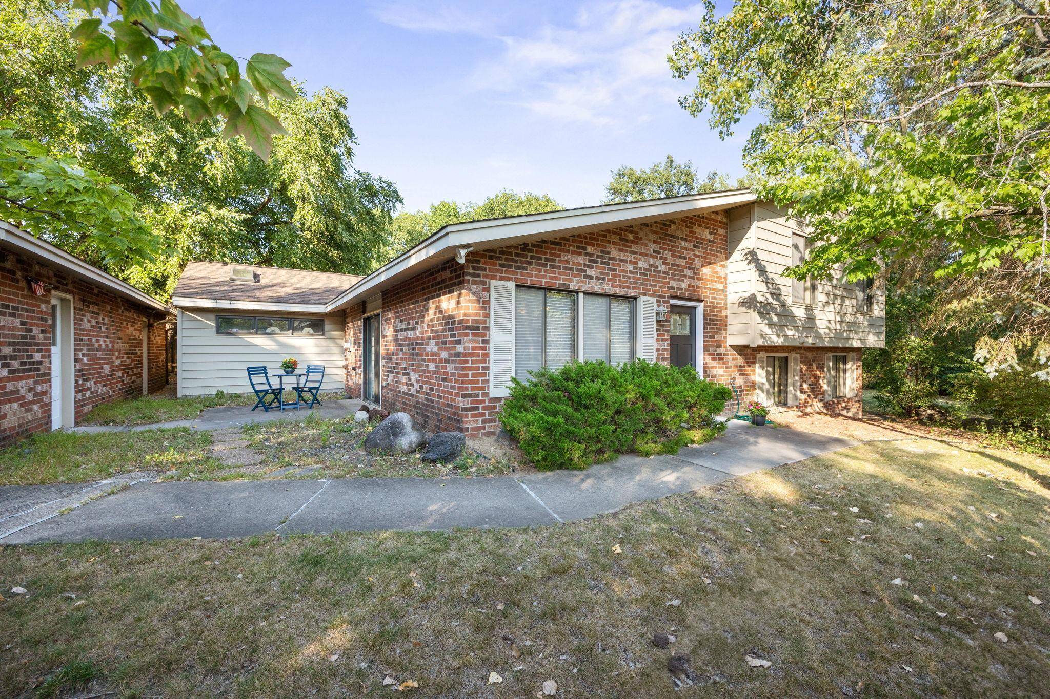 2241 Country LN, Minnetonka, MN 55305