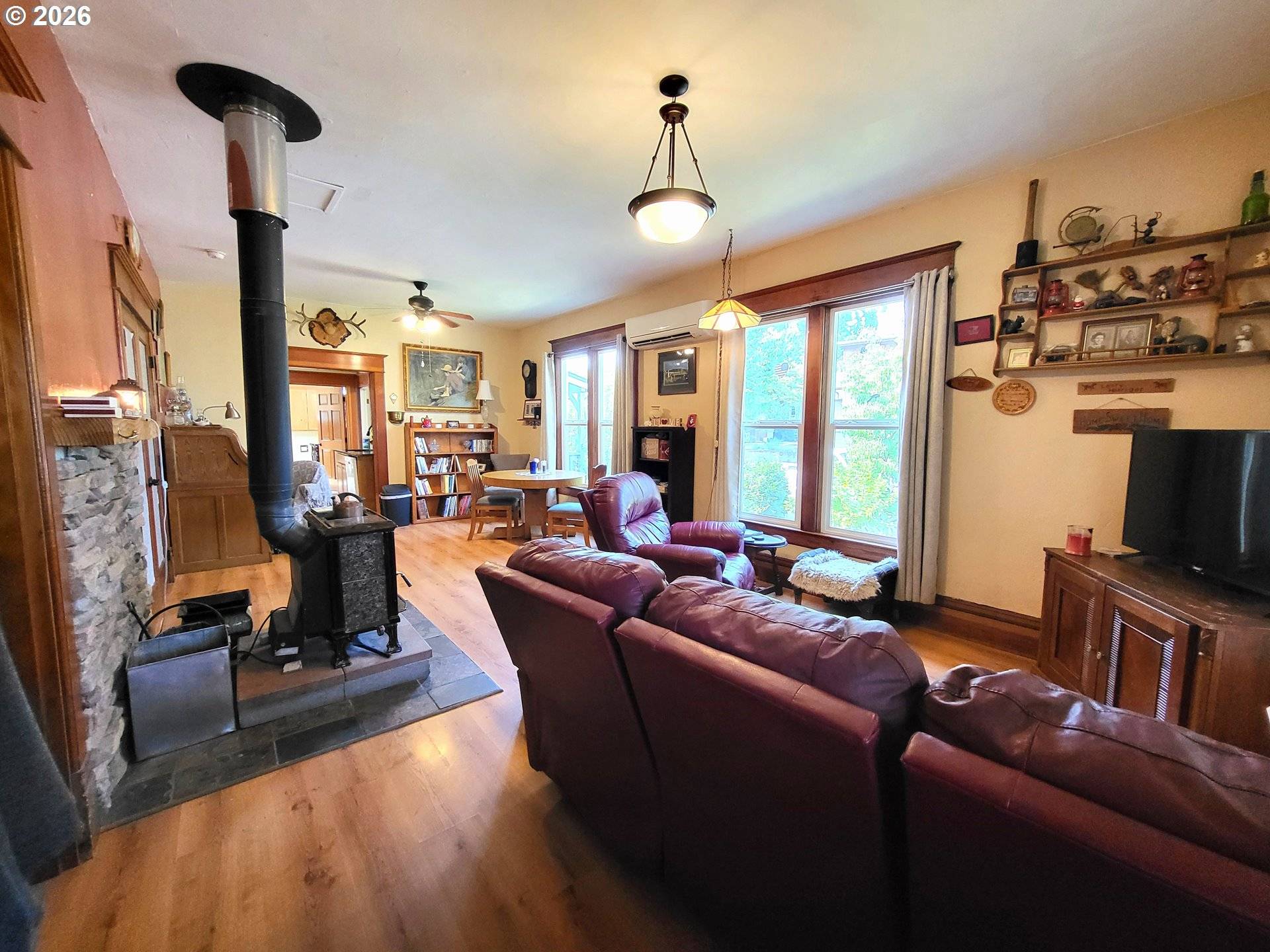 305 S 3RD ST, Cottage Grove, OR 97424