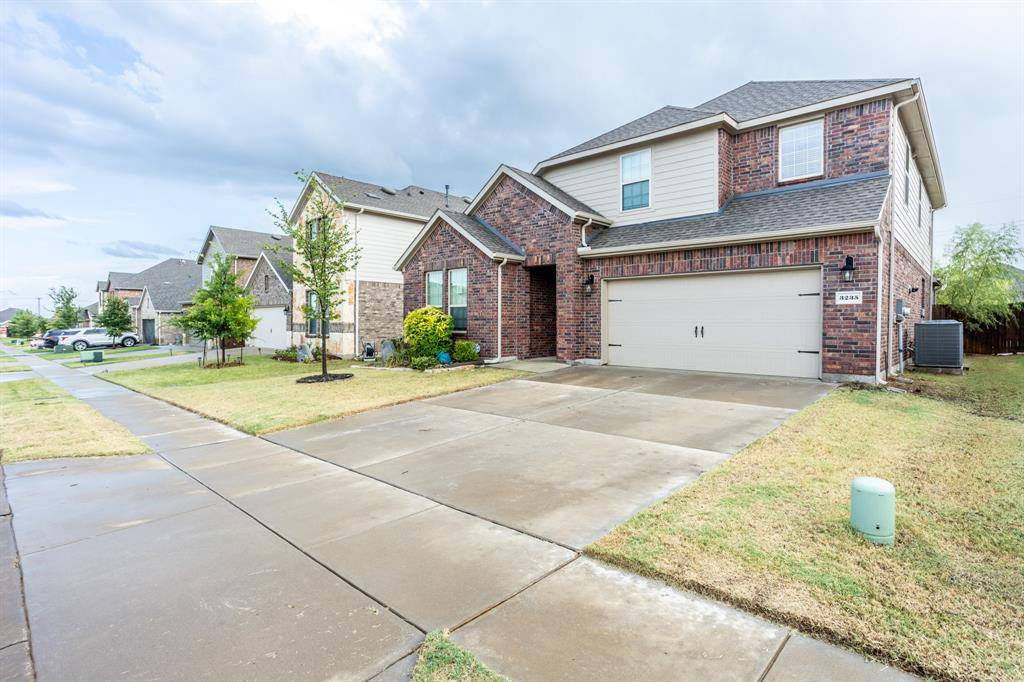 3235 Hunters Glen Drive, Aubrey, TX 76227