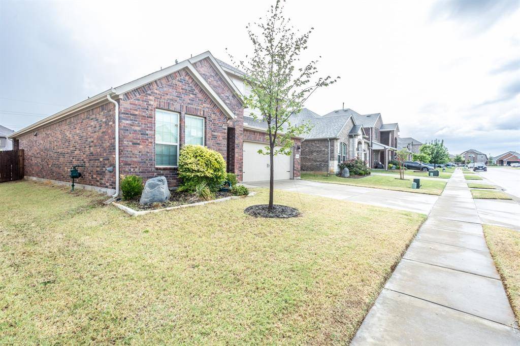 3235 Hunters Glen Drive, Aubrey, TX 76227