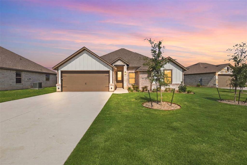 728 Raylan Street, Springtown, TX 76082