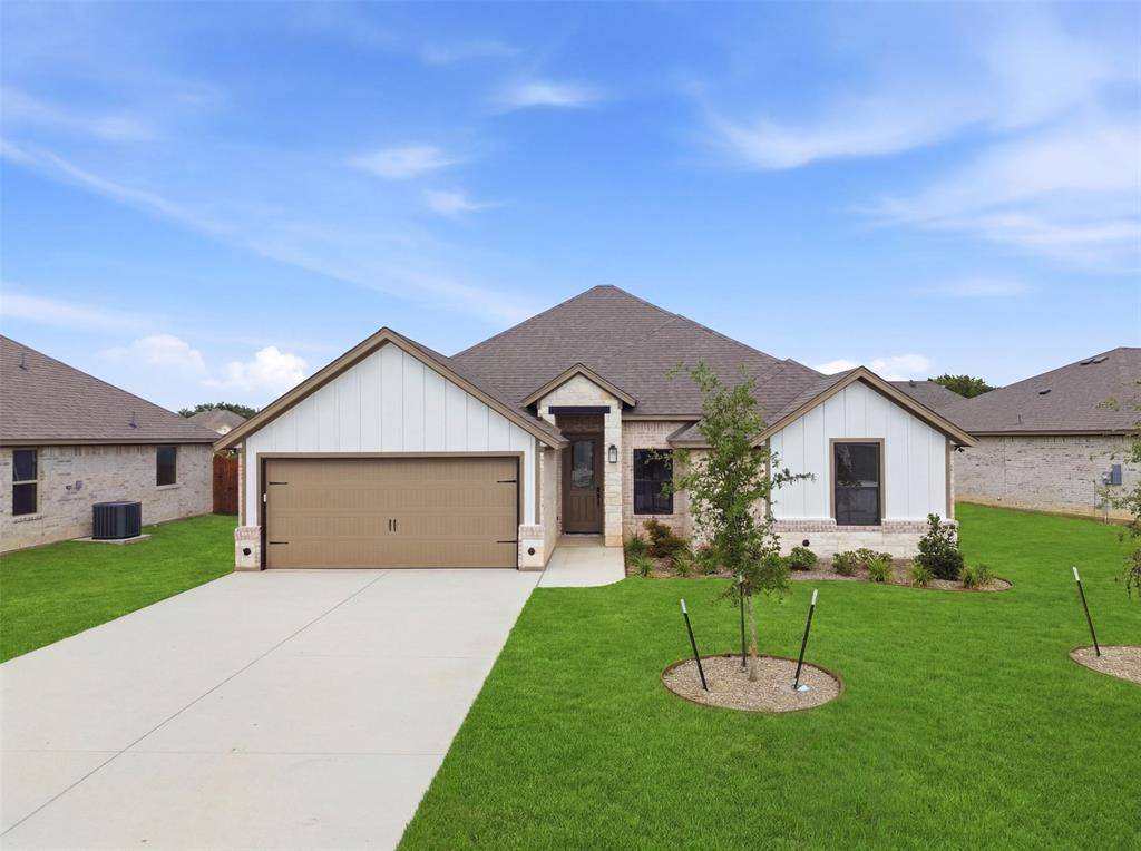 728 Raylan Street, Springtown, TX 76082