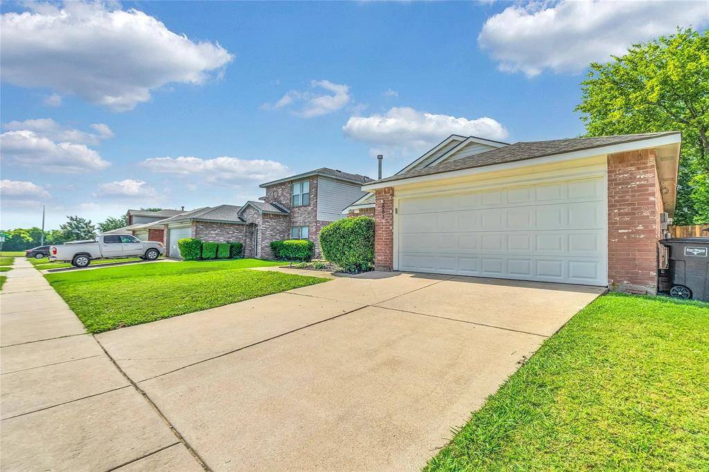 3883 Fox Run Drive, Fort Worth, TX 76123