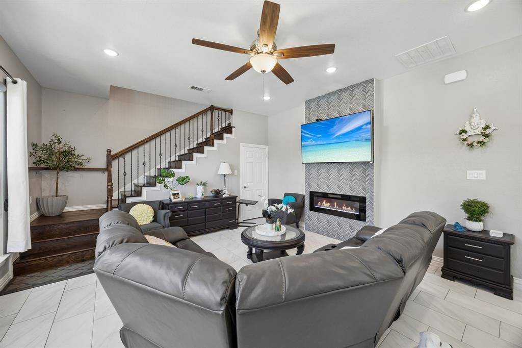 431 W Pioneer Drive, Irving, TX 75061