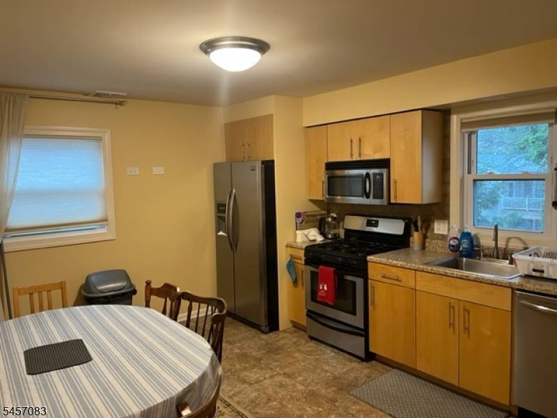 36 River Rd, Oakland Boro, NJ 07436