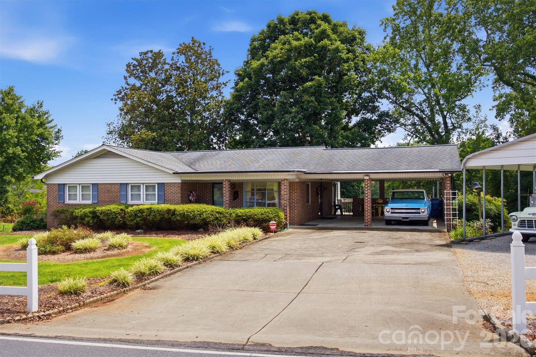 2711 Fairway Acres CIR, Lenoir, NC 28645