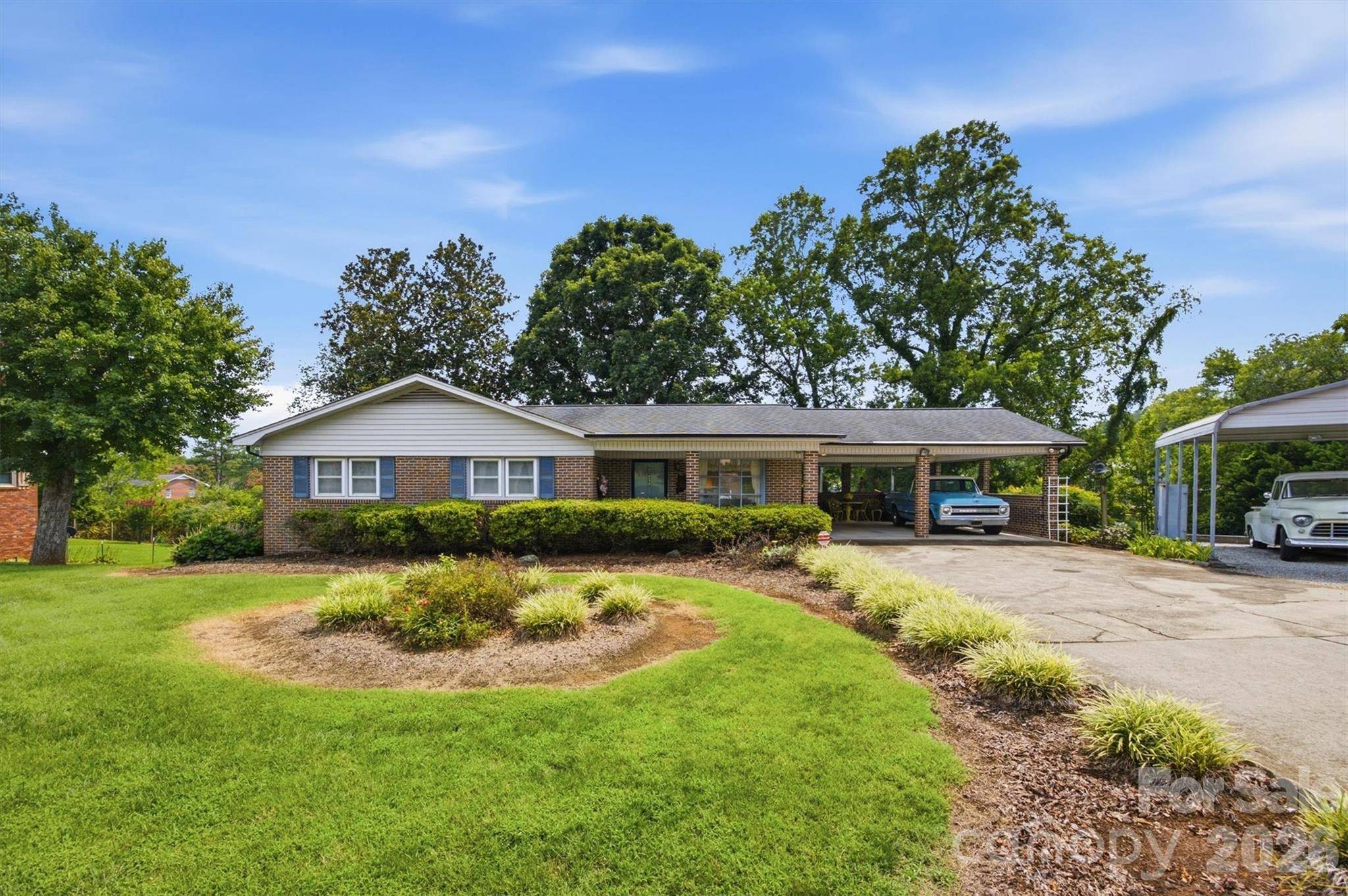 2711 Fairway Acres CIR, Lenoir, NC 28645