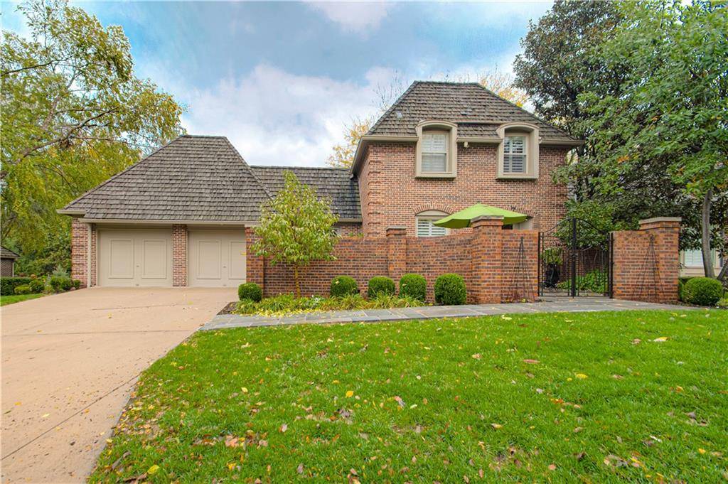 7 LeMans CT, Prairie Village, KS 66208