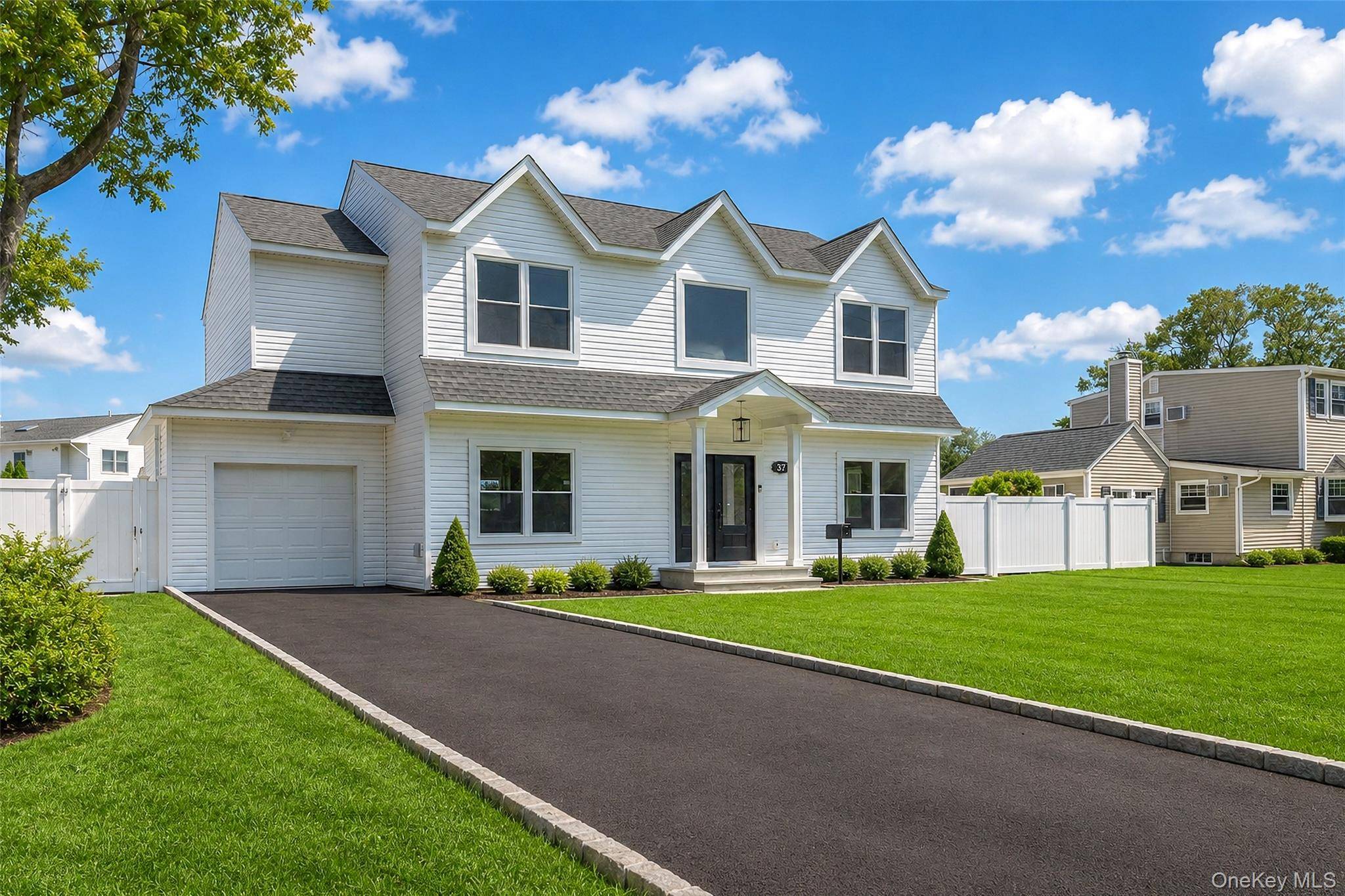 37 Gladstone AVE, West Islip, NY 11795