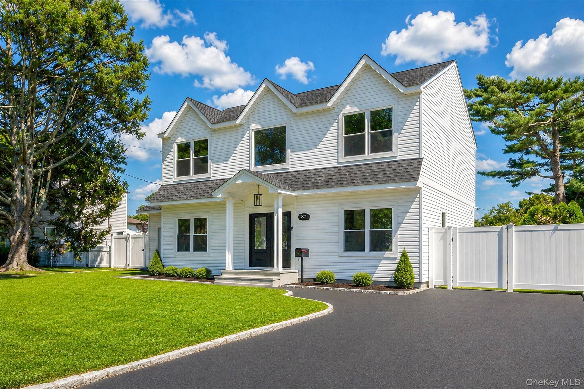 37 Gladstone AVE, West Islip, NY 11795