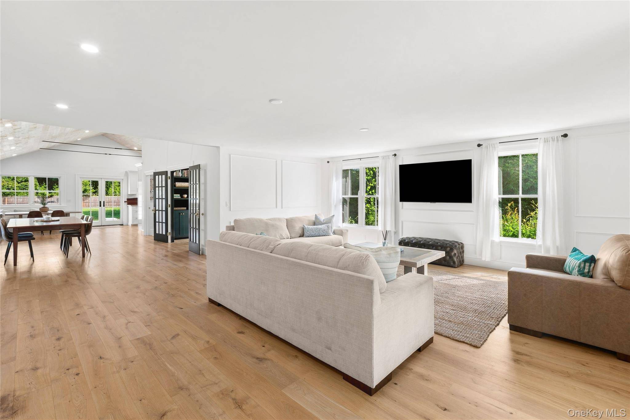 11 Shinnecock RD, Hampton Bays, NY 11946