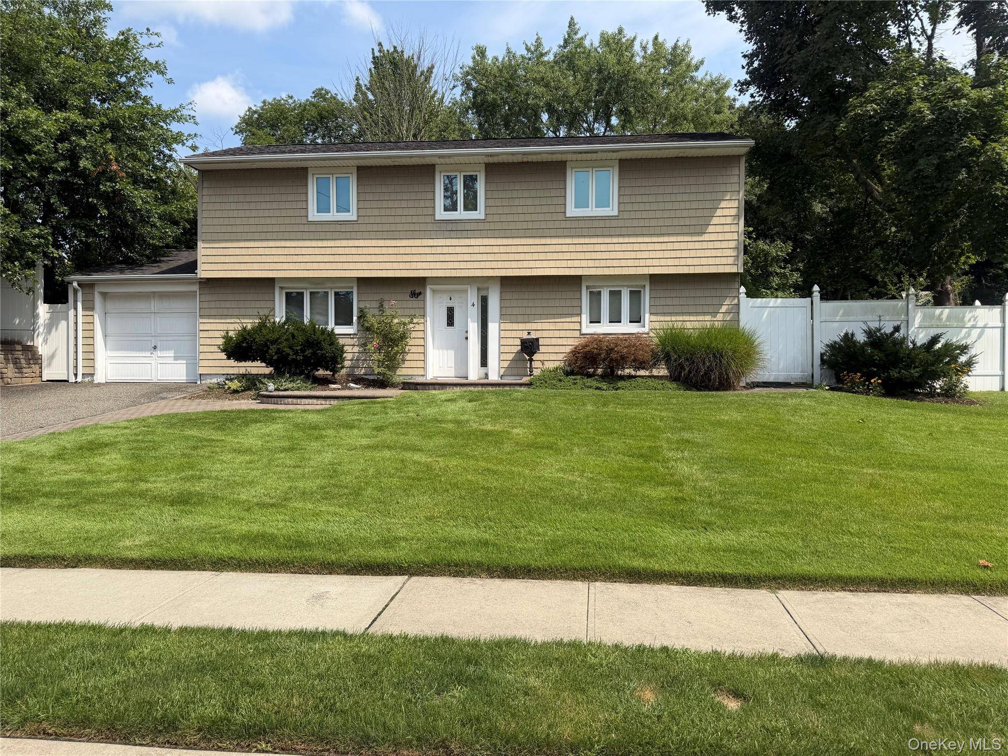 4 E Park DR, Old Bethpage, NY 11804