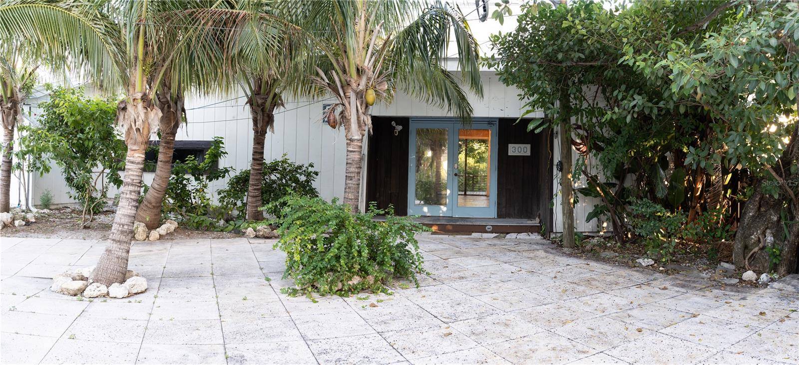 300 GARDEN LN, Sarasota, FL 34242