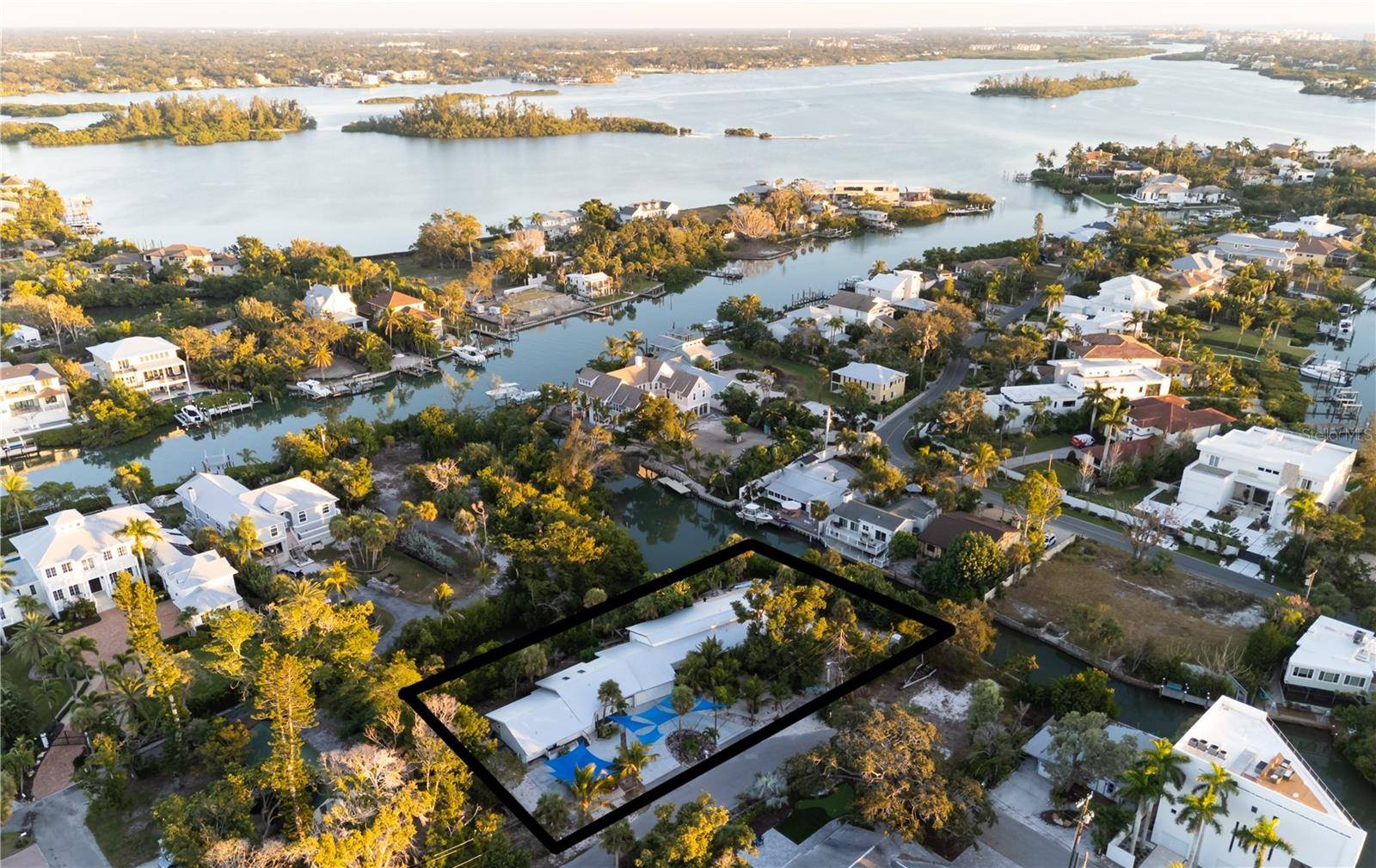 300 GARDEN LN, Sarasota, FL 34242