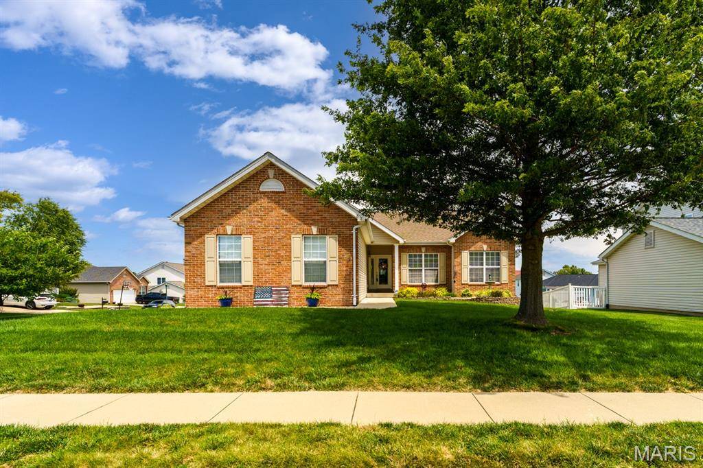 808 Blazing Star DR, Waterloo, IL 62298