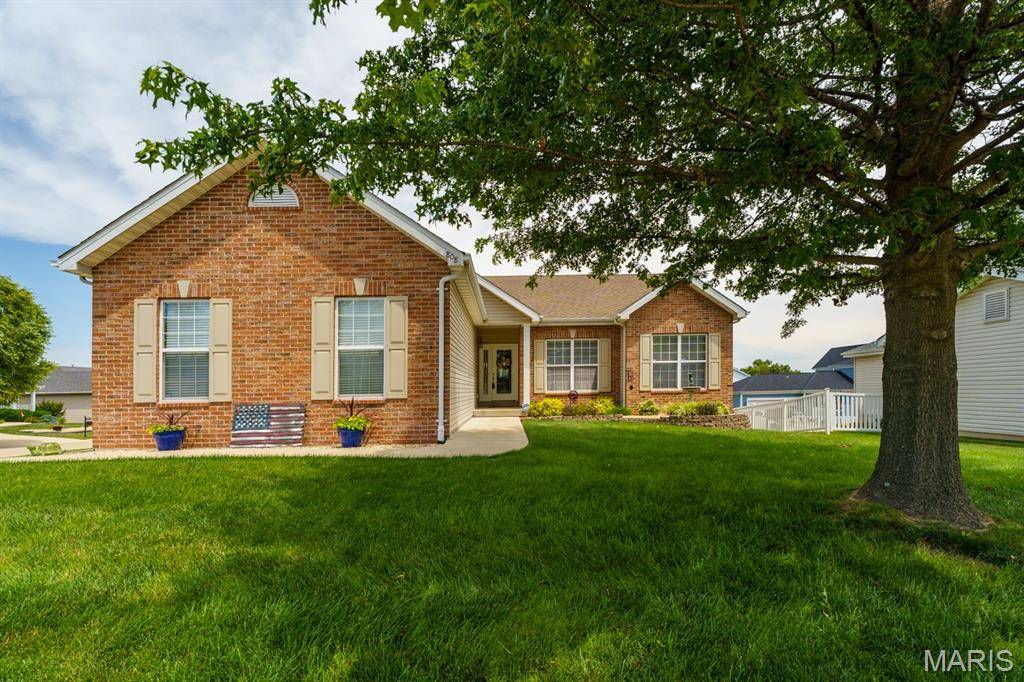 808 Blazing Star DR, Waterloo, IL 62298