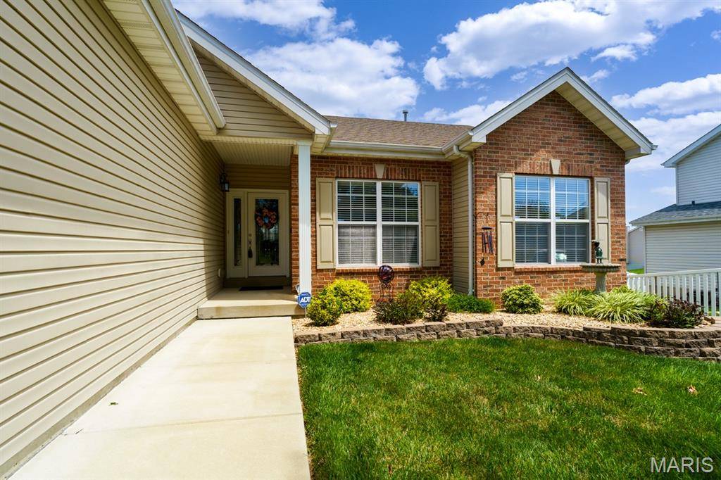 808 Blazing Star DR, Waterloo, IL 62298