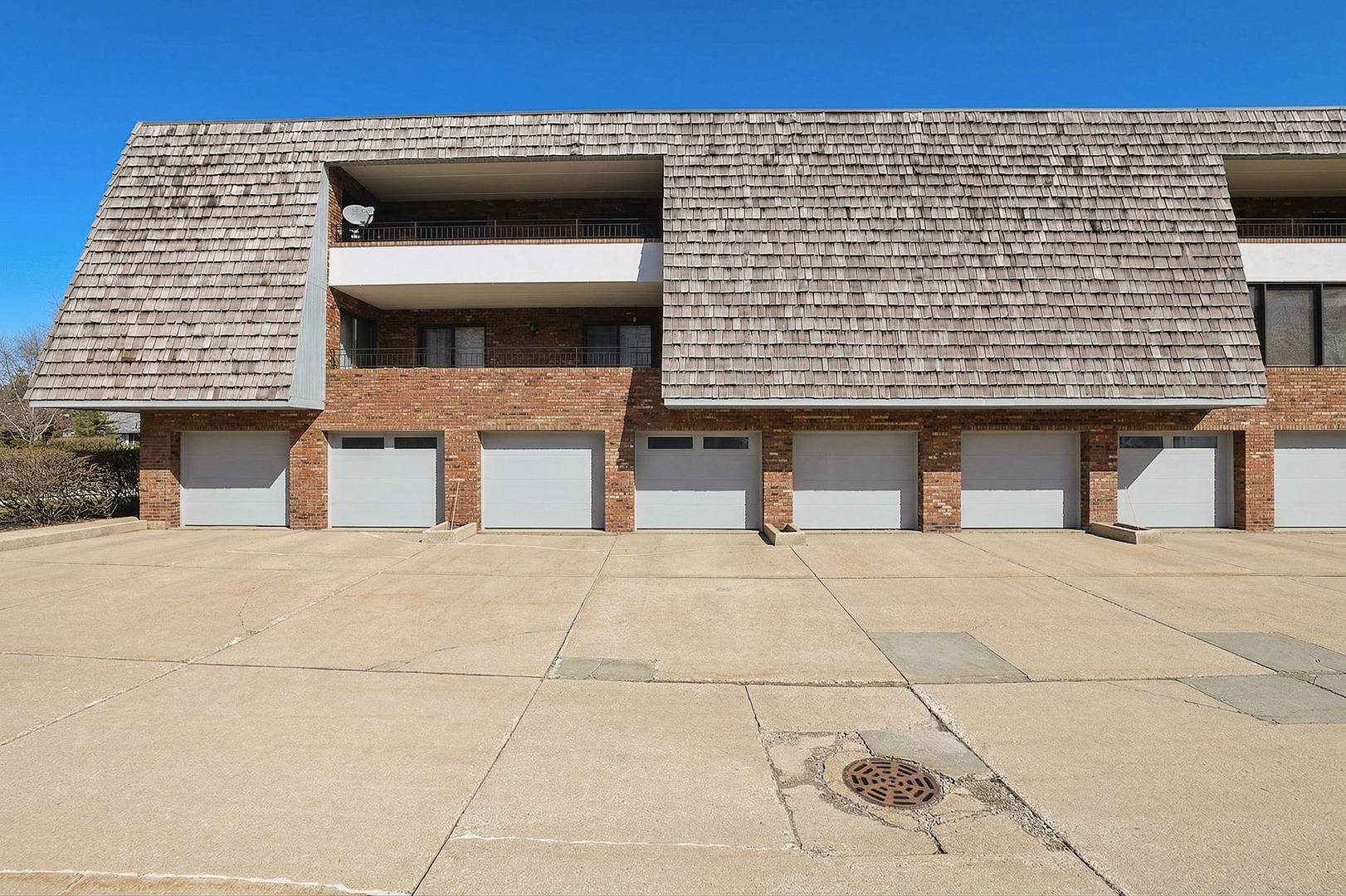 200 Red Top DR #302, Libertyville, IL 60048