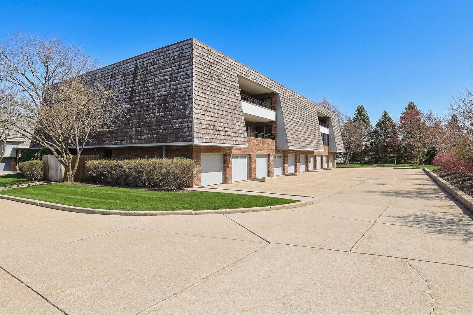 200 Red Top DR #302, Libertyville, IL 60048