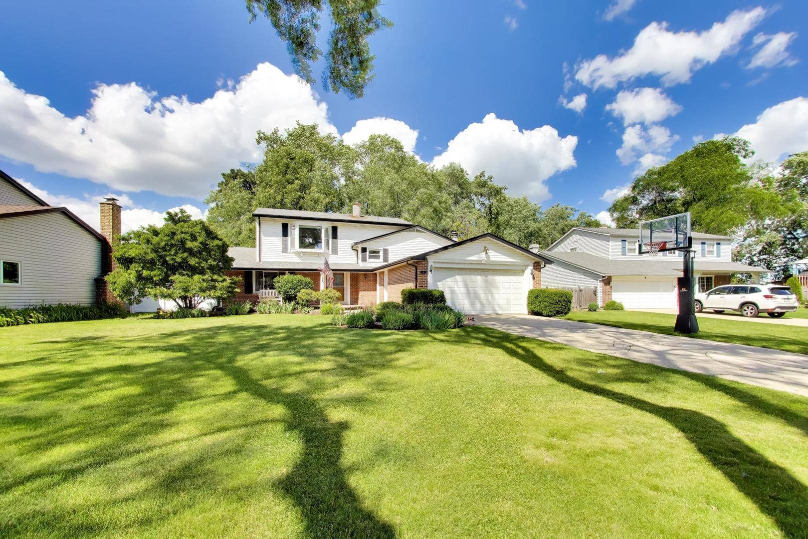 8 Charles CT, Buffalo Grove, IL 60089