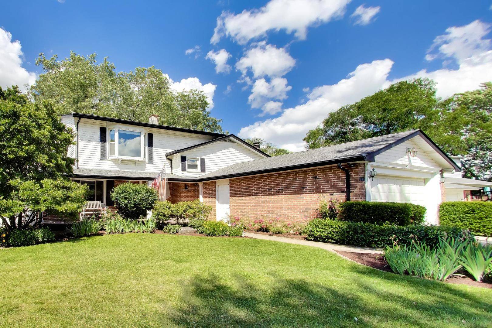 8 Charles CT, Buffalo Grove, IL 60089