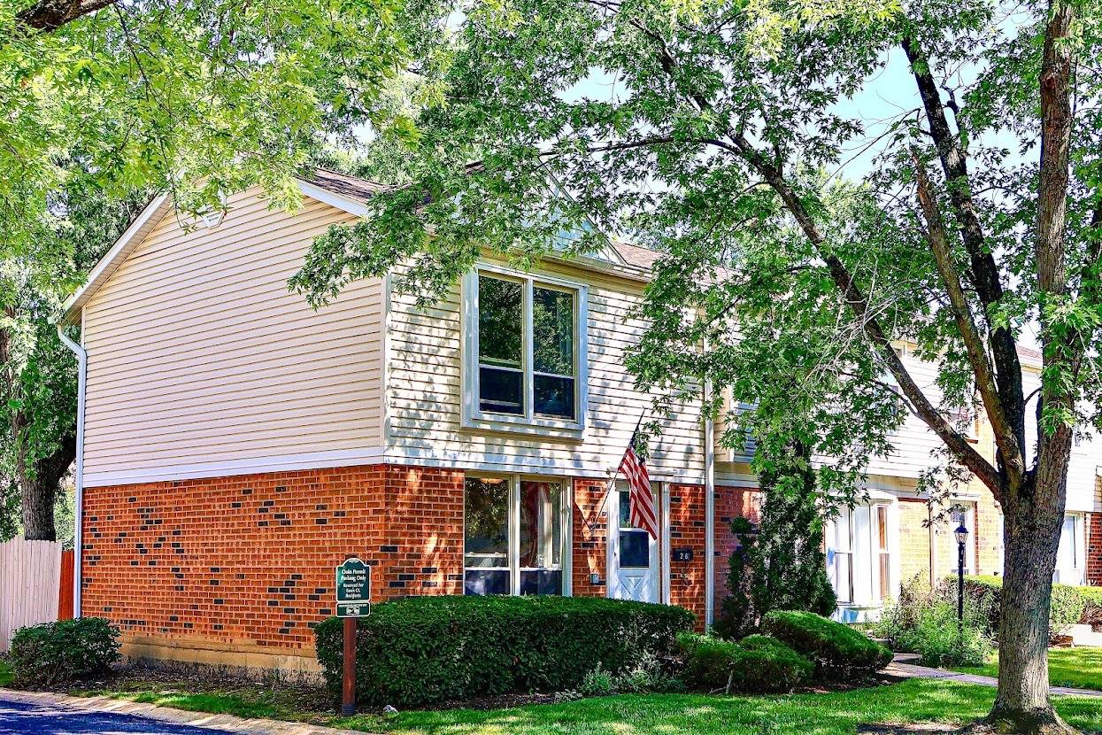 2061 Essex CT, Streamwood, IL 60107