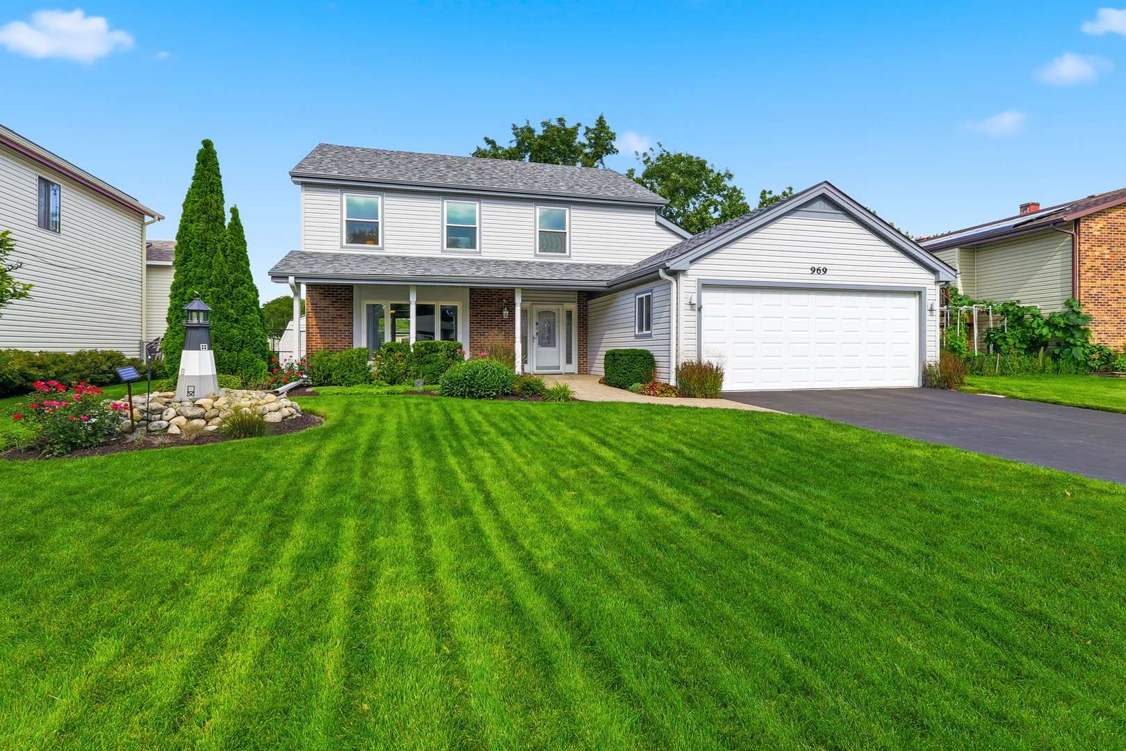 969 E Castlewood LN, Bartlett, IL 60103