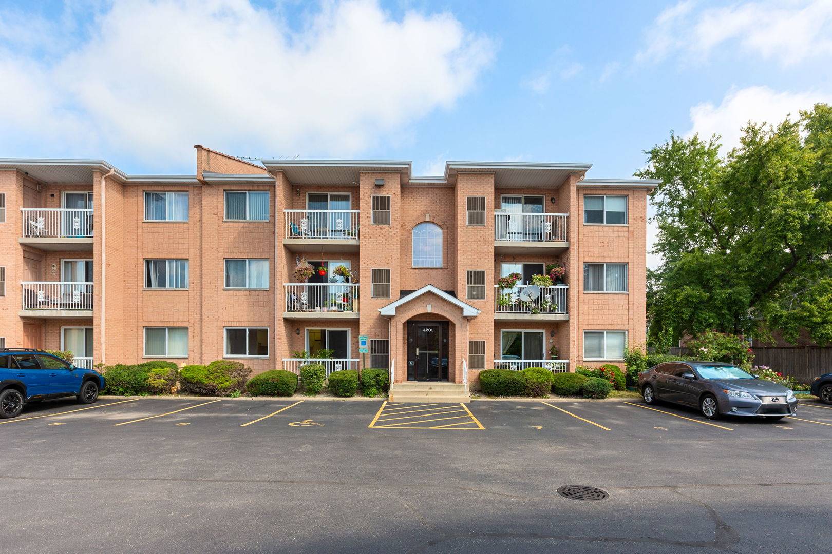 4201 Quinlan RD #102B, Glenview, IL 60025