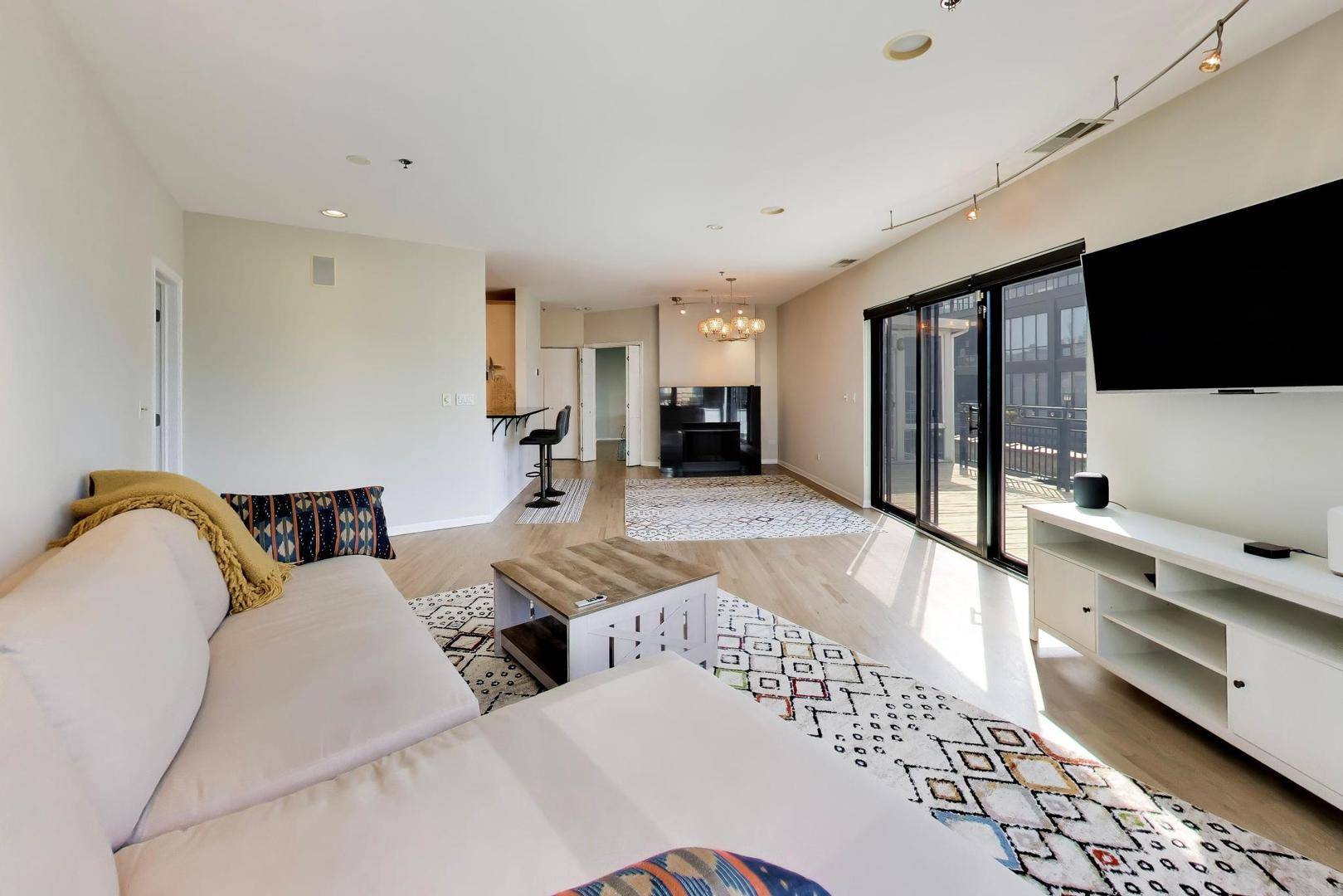 520 W Huron ST #704, Chicago, IL 60654