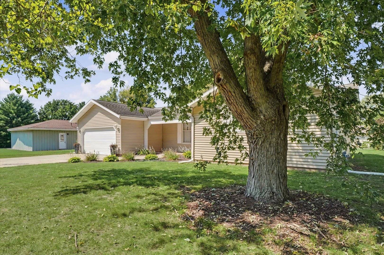 908 Hillside CT, Monticello, IL 61856
