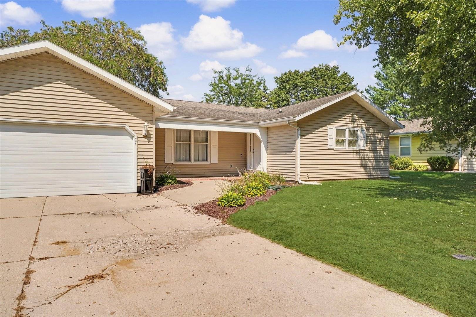 908 Hillside CT, Monticello, IL 61856