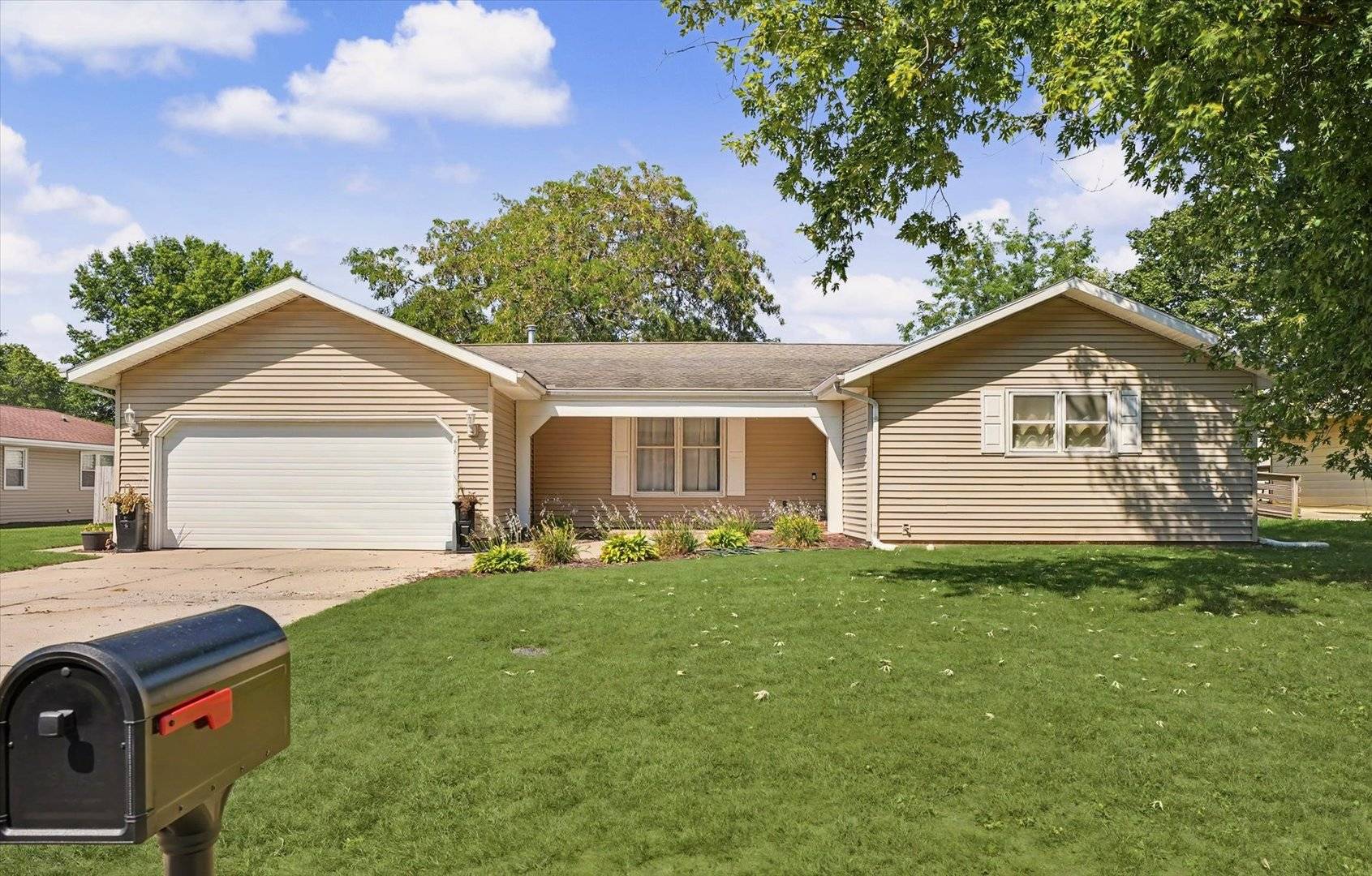 908 Hillside CT, Monticello, IL 61856