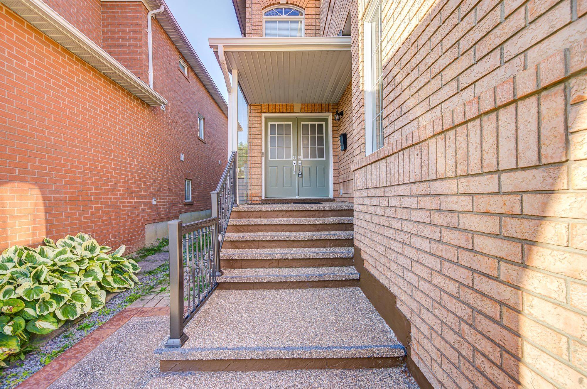 6 Sapphire DR, Richmond Hill, ON L4S 2E4