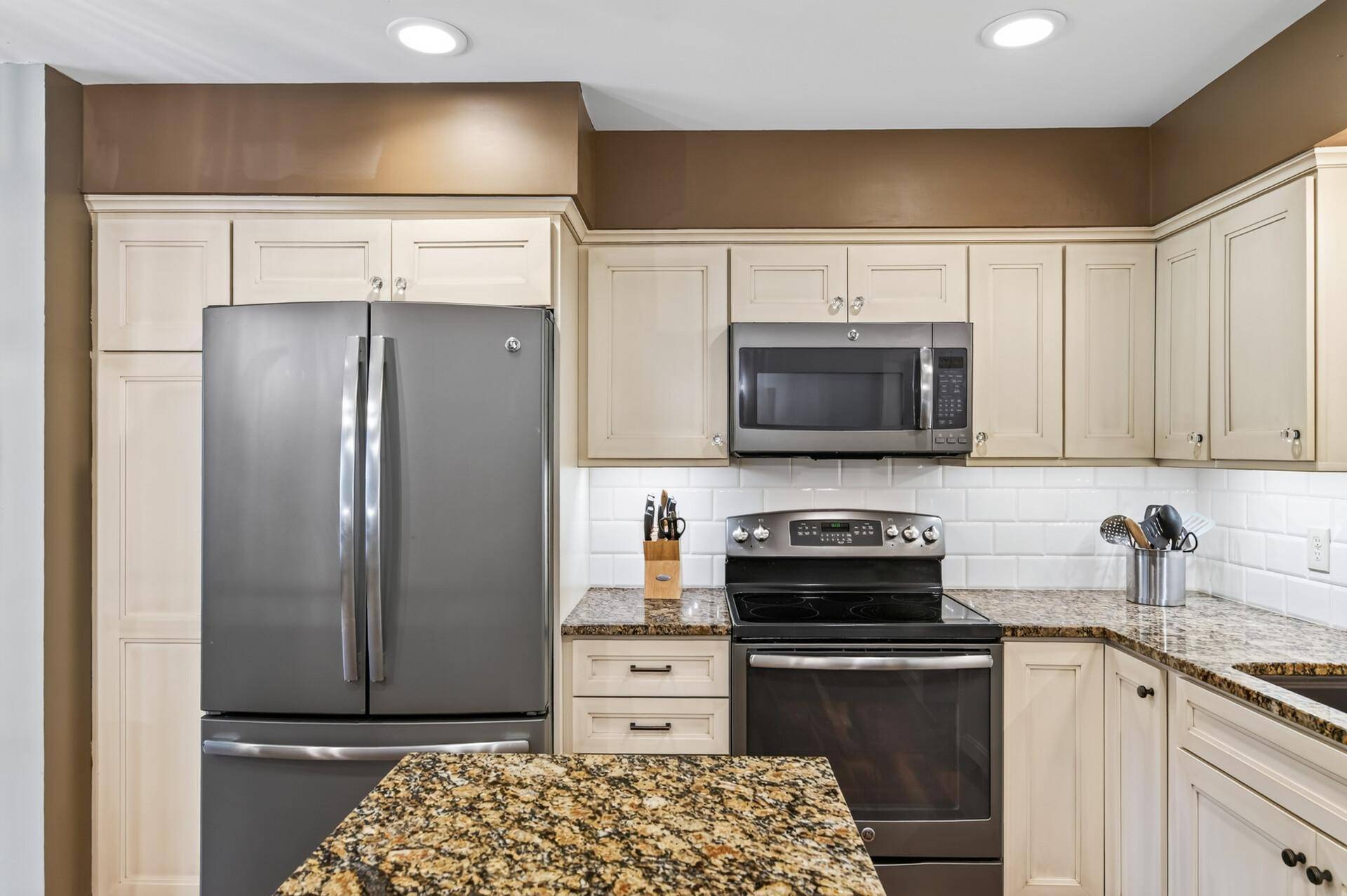 6227 Annapolis LN N, Maple Grove, MN 55311