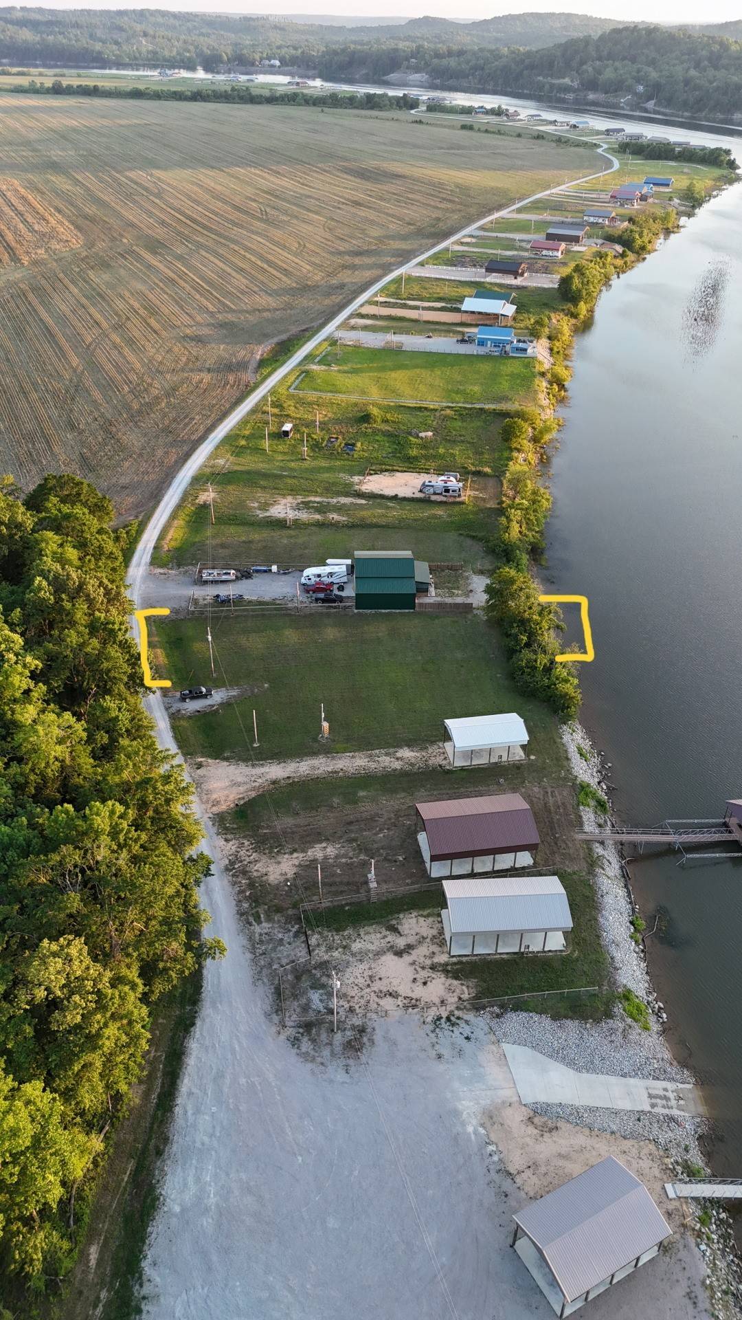 2825 Hardin Bottom River Rd, Clifton, TN 38425